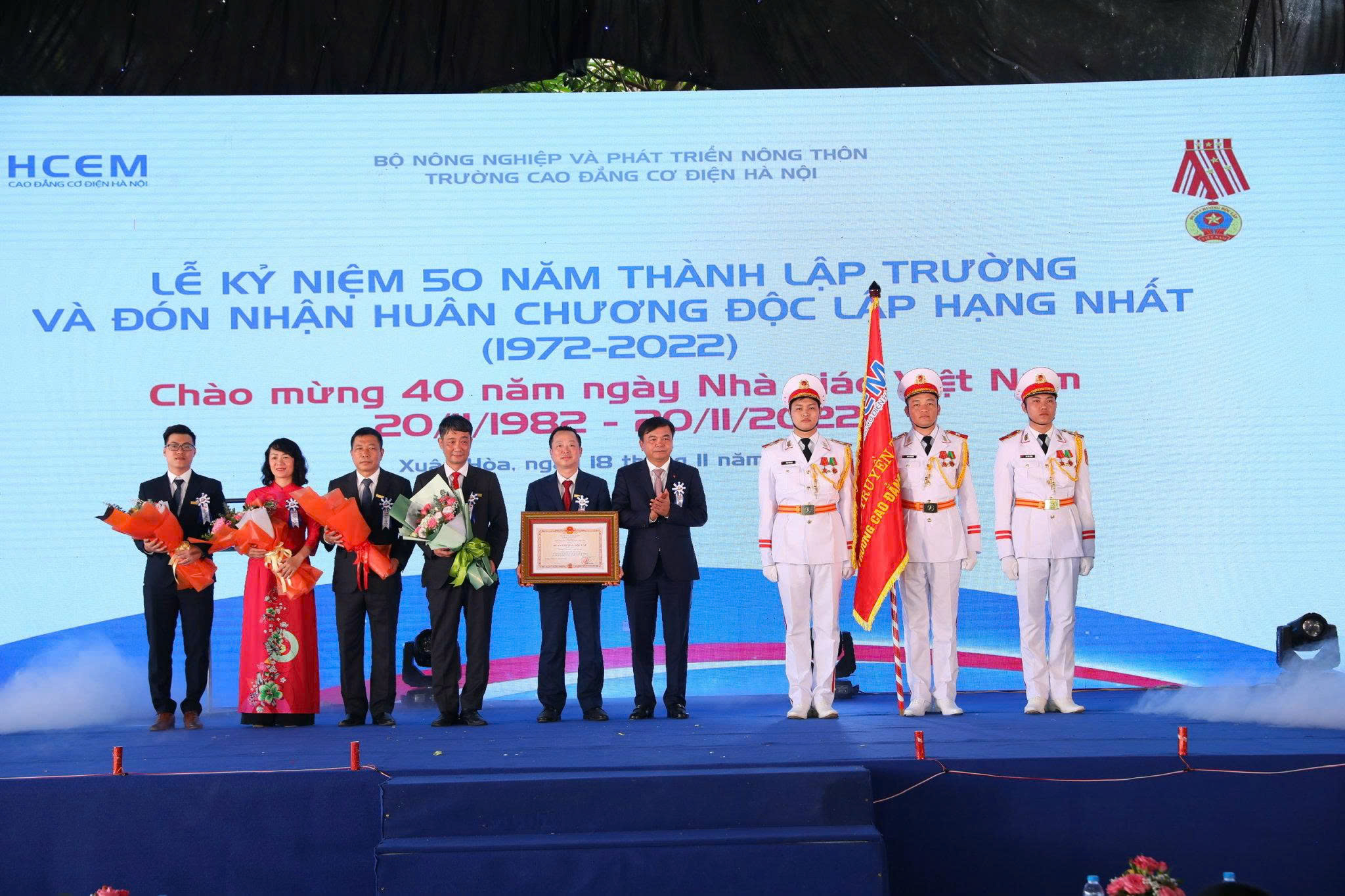 Trường cao đẳng Cơ điện Hà Nội đón nhật huân chương lao động